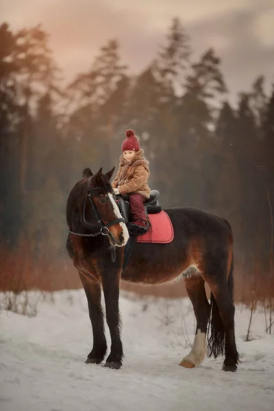 Kleines Mädchen Mit Pferd Freien Porträt Frühlingstag — Stockfoto