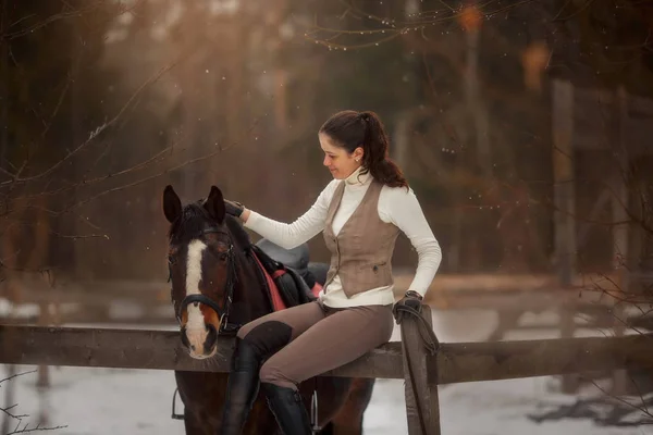 馬春の日の屋外のポートレートの若くてきれいな女性 — ストック写真