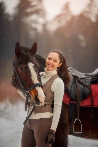 Junge Schöne Frau Mit Pferd Freien Porträt Frühlingstag — Stockfoto