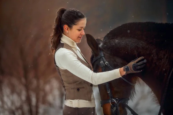 Junge Schöne Frau Mit Pferd Freien Porträt Frühlingstag — Stockfoto