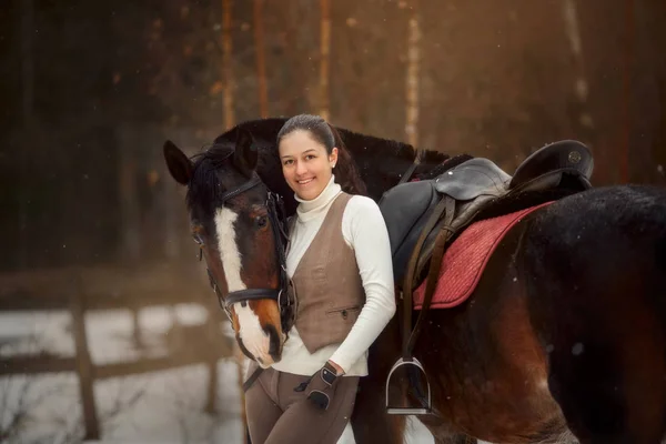 Jovem Mulher Bonita Com Cavalo Retrato Livre Dia Primavera — Fotografia de Stock