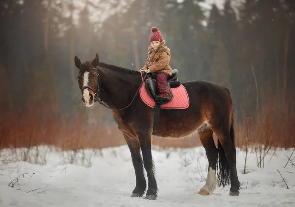 Kleines Mädchen Mit Pferd Freien Porträt Frühlingstag — Stockfoto