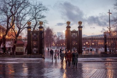Moskova'da karlı bir akşam. İskender Bahçesi Kapısı