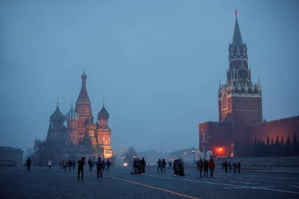 Roter Platz: Basilikum-Kathedrale und Kreml-Turm — Stockfoto