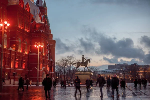 Soirée neige à Moscou. Sculpture monument de Georgie Zhukov — Photo