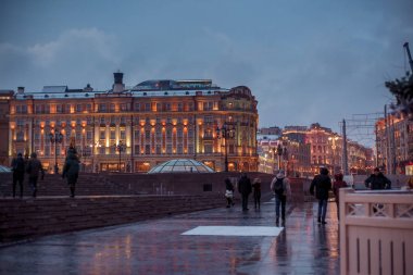 Moskova'da karlı bir akşam. Manezhnaya Meydanı