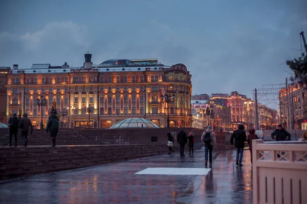 Verschneiter Abend in Moskau. Maneschnaja-Platz — Stockfoto