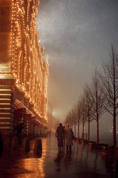 Śnieżny wieczór w Moskwie. Czerwony kwadrat i guma — Zdjęcie stockowe