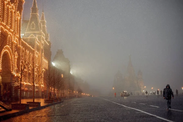 Noite nevada em Moscovo. Praça vermelha e GUM — Fotografia de Stock