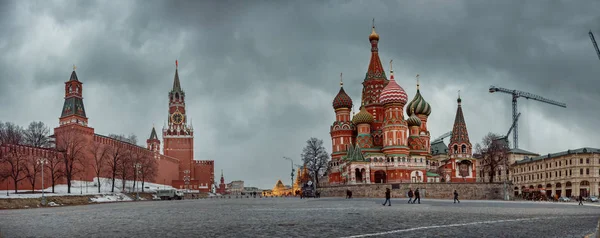 Κόκκινη πλατεία-Καθεδρικός Ναός Αγίου Βασιλείου και Κρεμλίνο το βράδυ του χειμώνα — Φωτογραφία Αρχείου