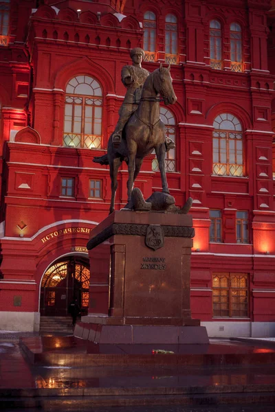 Χιονισμένη βραδιά στη Μόσχα. Μνημείο γλυπτικής του Τζώρτζι Ζούκοφ — Φωτογραφία Αρχείου