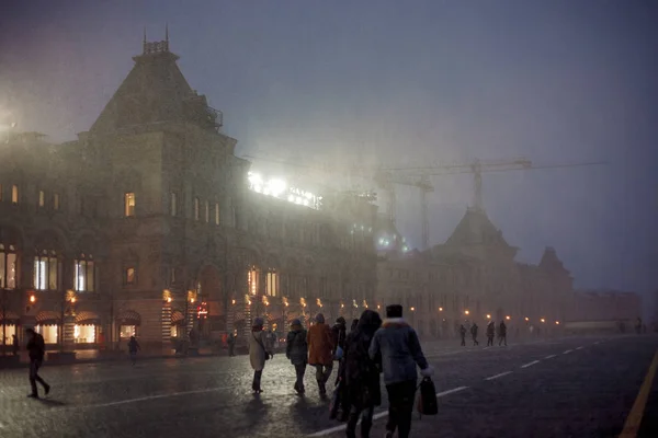 Noite nevada em Moscovo. Praça vermelha e GUM — Fotografia de Stock