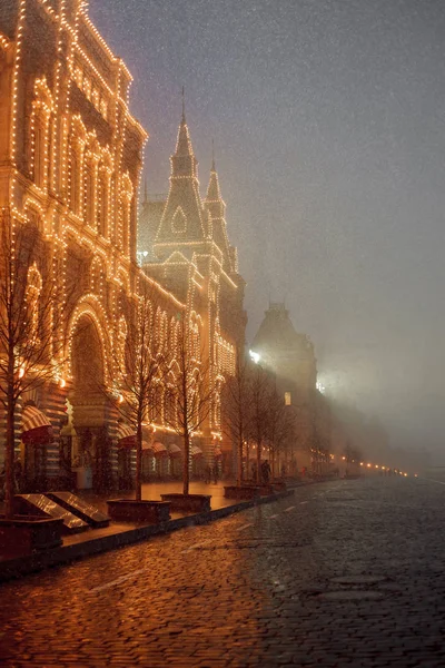 Zasněžený večer v Moskvě. Červený čtverec a guma — Stock fotografie