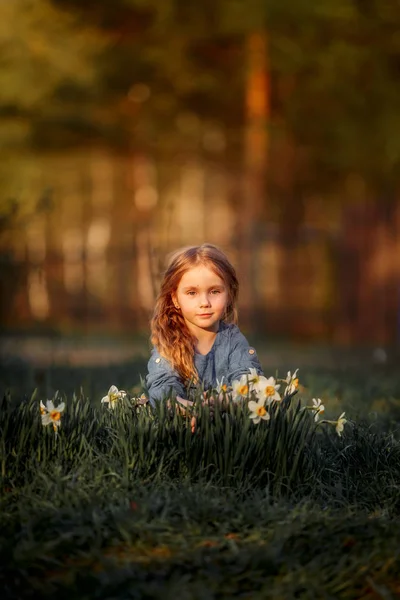 Niña retrato al aire libre cerca de narciso — Foto de Stock