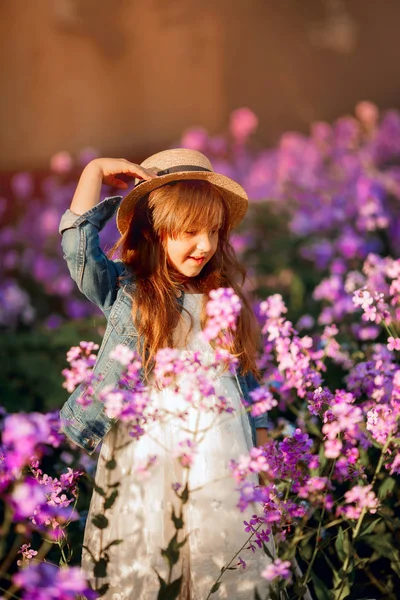 Petite fille portrait en plein air dans une fleur rose — Photo