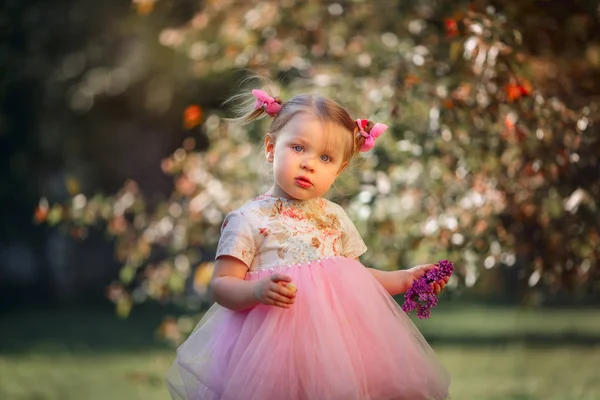 Carino ritratto di bambina in un parco primaverile — Foto Stock