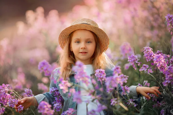 Niña retrato al aire libre en un rosa flores — Foto de Stock