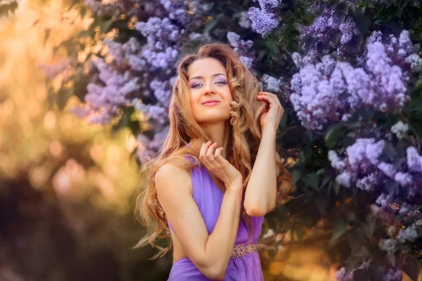 Bella giovane donna in un parco fiorito — Foto Stock