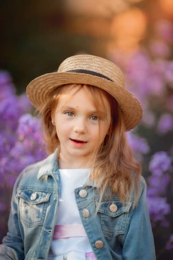 Pembe çiçekler küçük kız açık hava portresi 