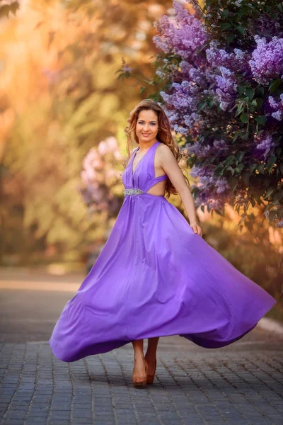 Bir çiçek parkta güzel genç kadın