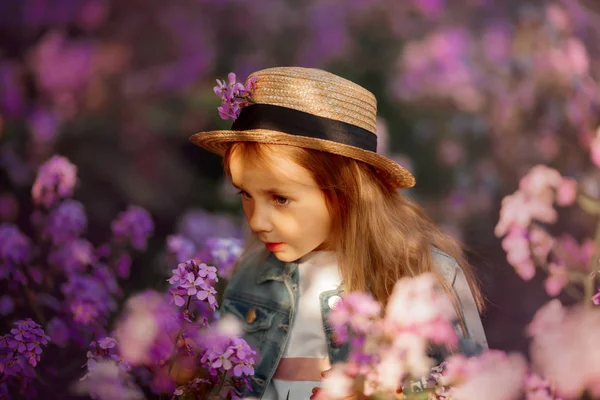 Niña retrato al aire libre en un rosa flores — Foto de Stock