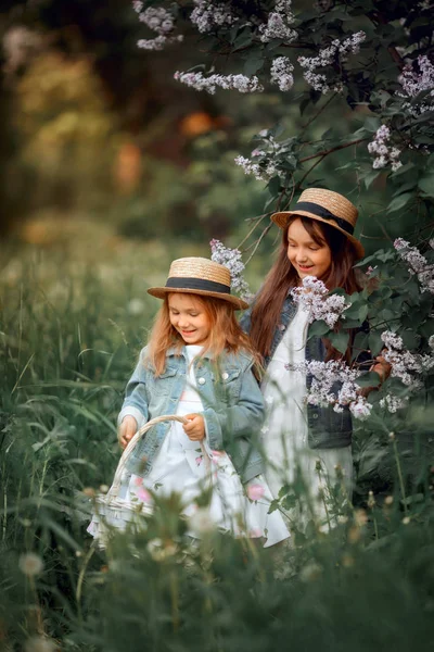 Little Sisters utomhus porträtt nära Lilac Tree — Stockfoto