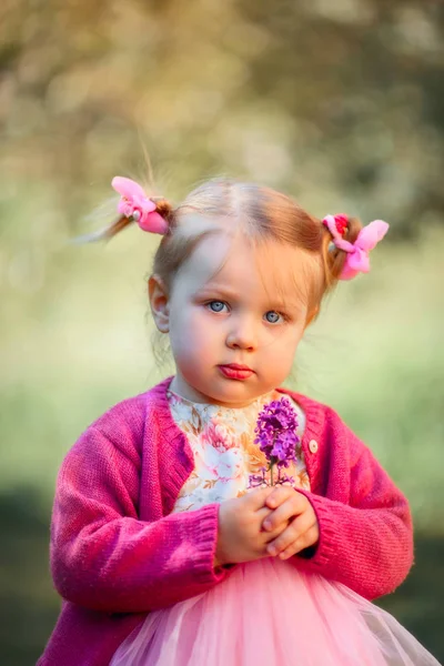 Roztomilá holčička na portrétu v jarním parku — Stock fotografie