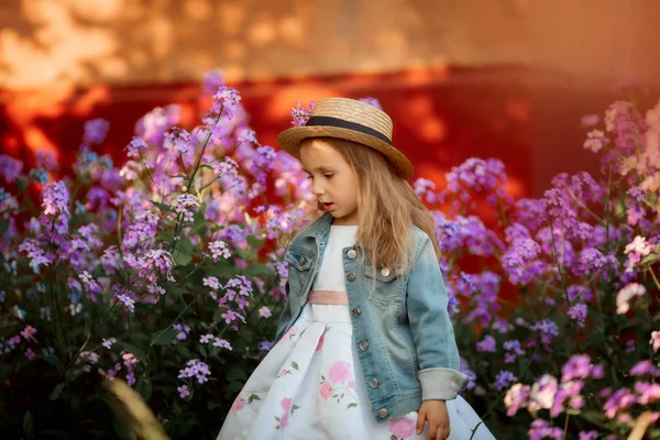 분홍색 꽃에 어린 소녀 야외 초상화 — 스톡 사진