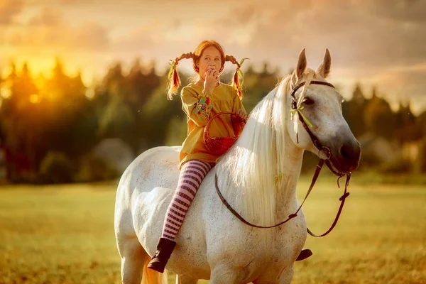 Pippi Meia-calça com seu cavalo — Fotografia de Stock