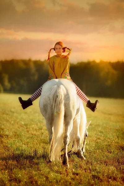 Pippi Langstrumpf mit ihrem Pferd — Stockfoto