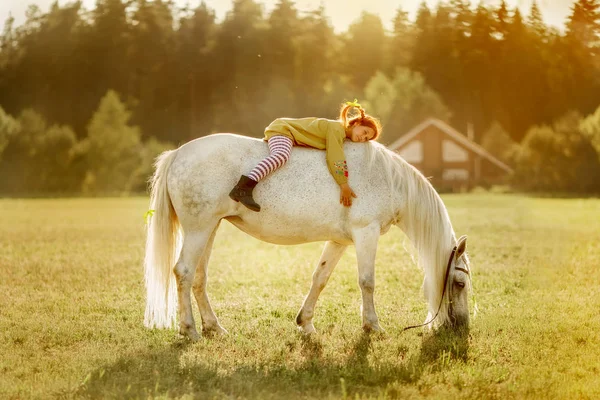 Pippi Langstrumpf mit ihrem Pferd — Stockfoto