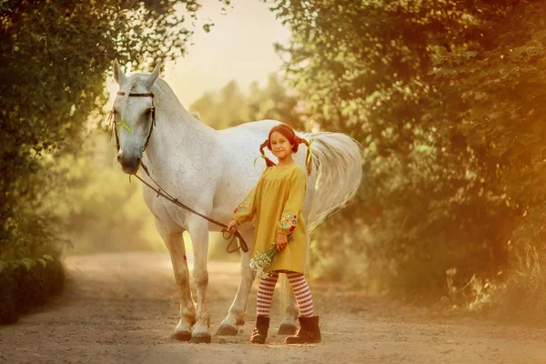 彼女の馬とピッピロングストッキング — ストック写真