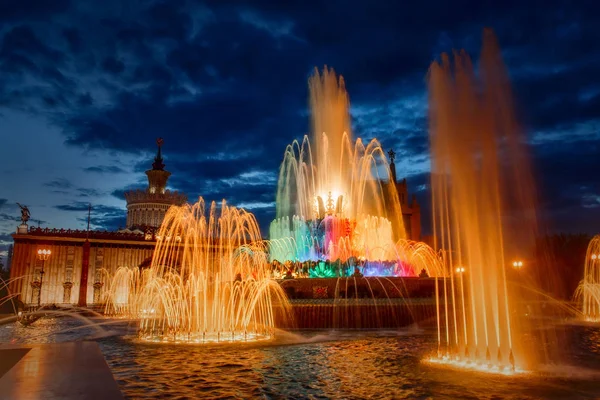 Fountain vänskap nationer på sena kvällen — Stockfoto