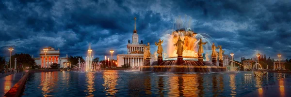 Famosa Fontana di Mosca Amicizia delle Nazioni a tarda sera — Foto Stock