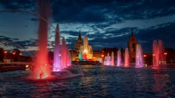 Fleur de pierre de fontaine de Moscou en fin de soirée — Photo