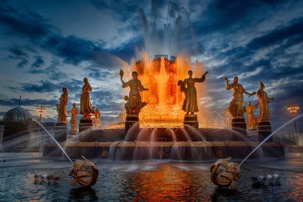 Berühmter Moskauer Brunnen Freundschaft der Nationen am späten Abend — Stockfoto