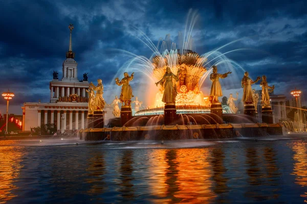 Berühmter Moskauer Brunnen Freundschaft der Nationen am späten Abend — Stockfoto