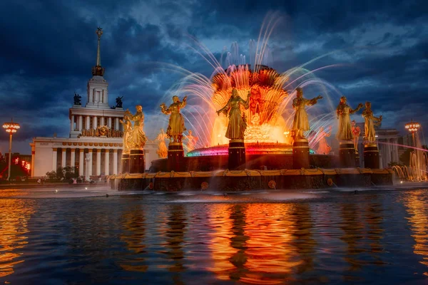 Berühmter Moskauer Brunnen Freundschaft der Nationen am späten Abend — Stockfoto