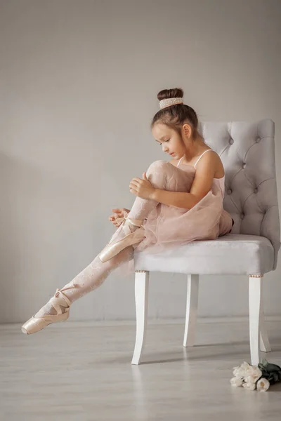 Νεαρή Μπαλαρίνα Στέκεται Σημεία Στο Γκρίζο Φόντο Στο Στούντιο — Φωτογραφία Αρχείου