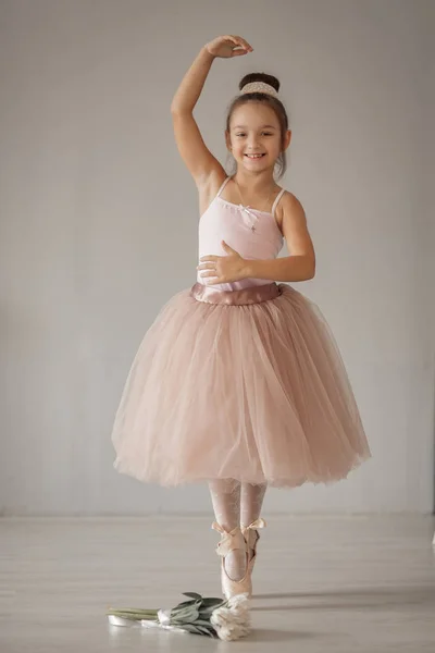 Young Ballerina Stands Pointes Gray Background Studio — Stock Photo, Image