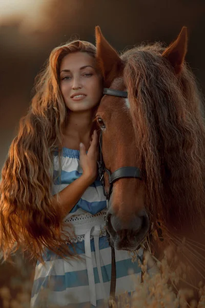 Bela Jovem Cabelos Compridos Com Cavalo Vermelho Campo Rue Pôr — Fotografia de Stock