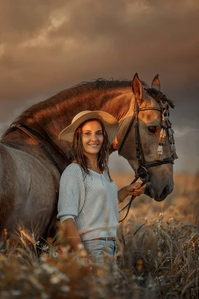 Belle Jeune Femme Sur Cheval Espagnol Peau Daim Dans Rue — Photo