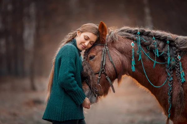 Schöne Langhaarige Junge Frau Mit Rotem Bindungspferd Adventskranz — Stockfoto