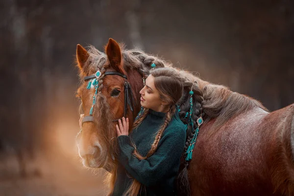 Belle Jeune Femme Aux Cheveux Longs Avec Cheval Rouge Bricoleur — Photo