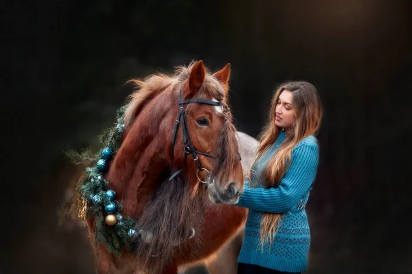 Bela Jovem Cabelos Compridos Com Cavalo Vermelho Grinalda Natal — Fotografia de Stock