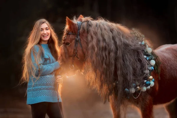 Bela Jovem Cabelos Compridos Com Cavalo Vermelho Grinalda Natal — Fotografia de Stock