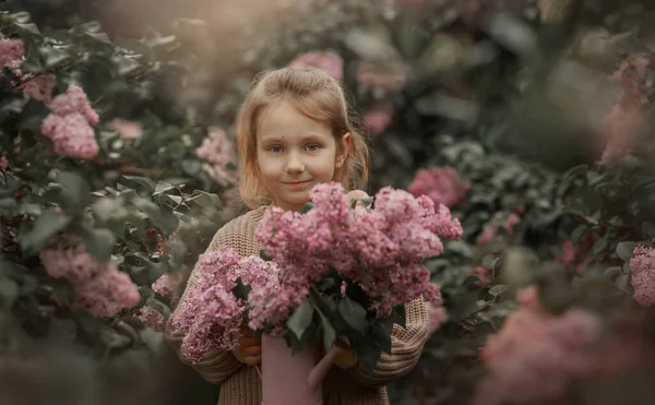 Niña Sonriente Con Ramo Flores Lila Jardín Primavera — Foto de Stock