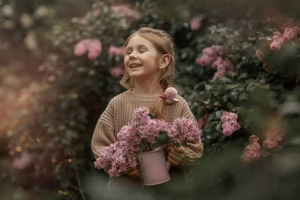 Niña Sonriente Con Ramo Flores Lila Jardín Primavera —  Fotos de Stock