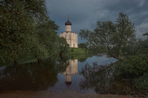 在春雨的傍晚 涅林河上的代祷教堂 俄罗斯 从湖中看 — 图库照片
