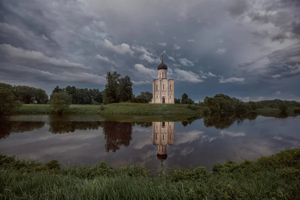 Kerk Van Voorbede Nerlin Regenachtige Voorjaarsavond Rusland Uitzicht Vanaf Het — Stockfoto